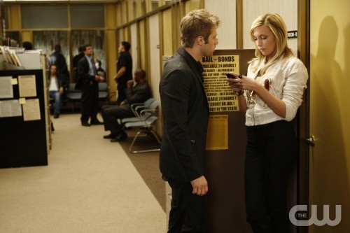Ella Simms (Katie Cassidy) et David Breck (Shaun Sipos) au poste de police