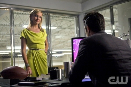 Ella va voir Caleb dans son bureau