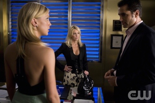 Amanda Woodward (Heather Locklear) fait face à Caleb et Ella dans son bureau 