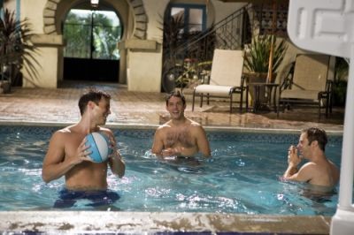 Drew, Jonah et David dans la piscine